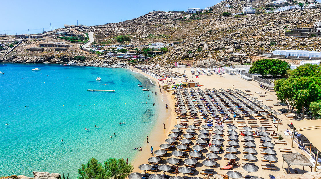 Paradise Beach - Mykonos, Griechenland, Sonnenschirme, Strand und azurblaues Wasser