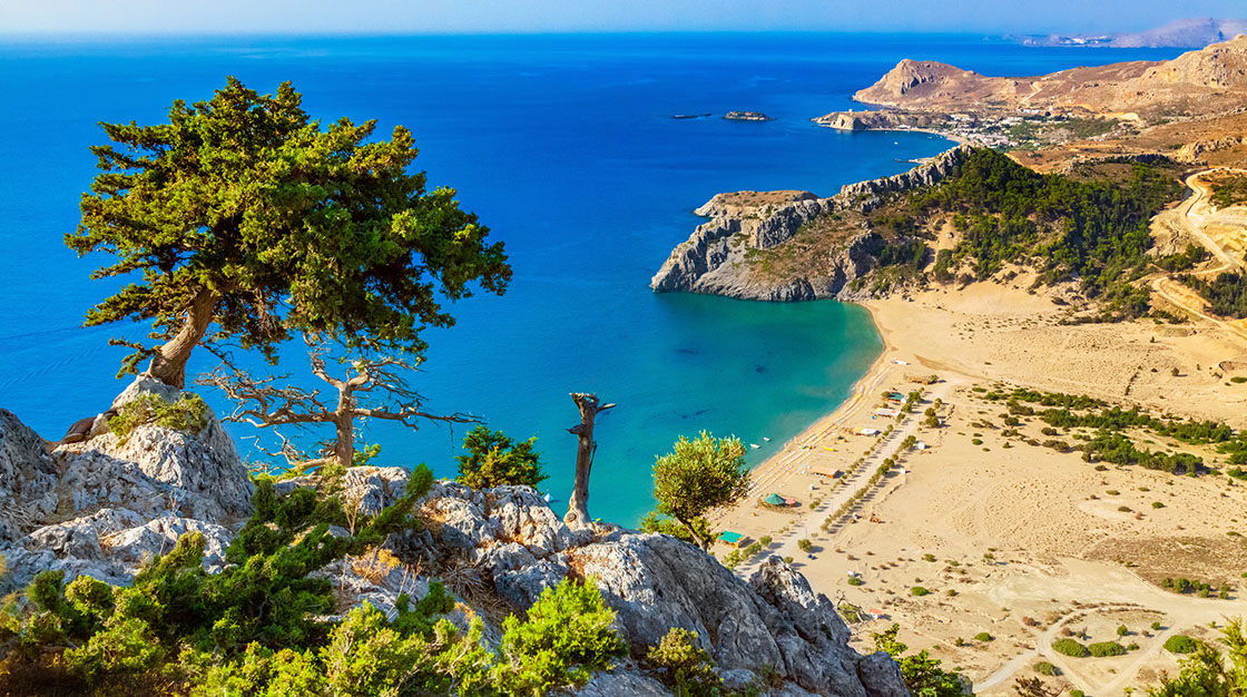 Strand von Tsampika in Rhodos, Griechenland, Blick auf die Bucht, Flug & Hotel in Rhodos