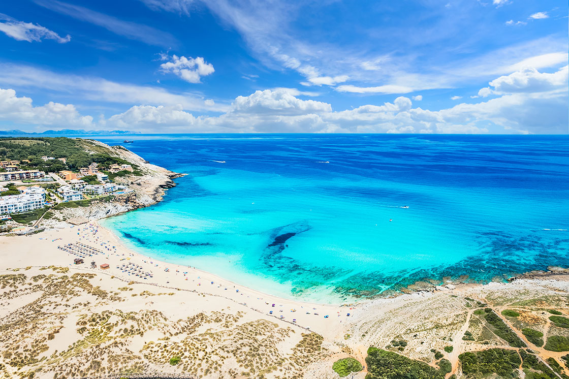 Bucht von Cala Mesquida bei Alcudia auf Mallorca. Sommerurlaub in Alcudia mit Flug & Hotel.