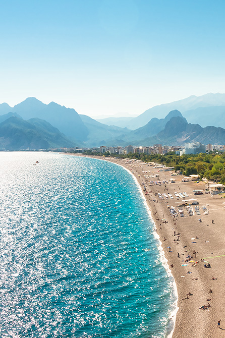 Panoramablick auf Antalya und Mittelmeerküste und Strand mit Einem Gleitschirm, Antalya, Türkei