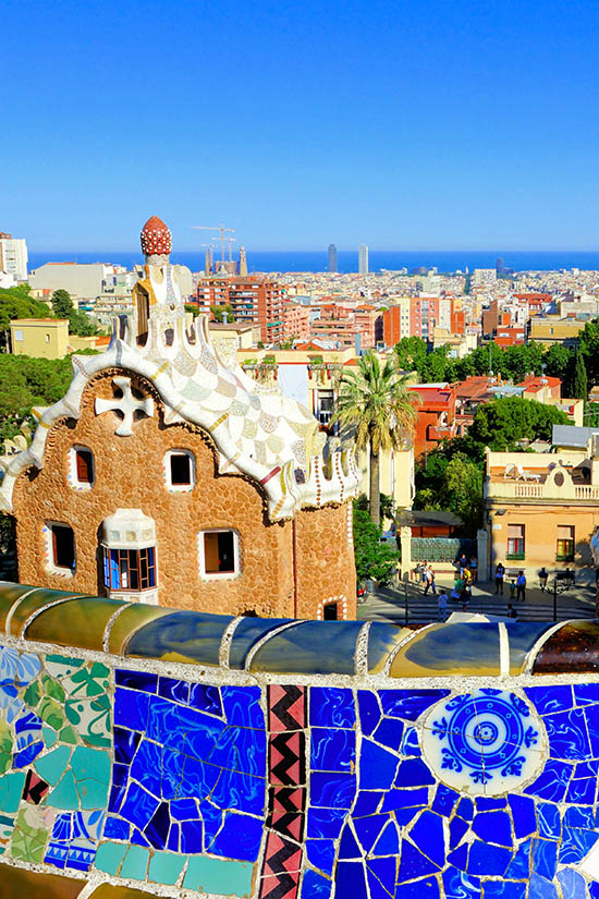 Park Güell mit Mosaikwand, Barcelona, Blick auf die Stadt, Pauschalreise nach Barcelona