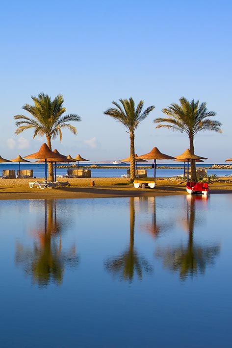 Landschaft mit Strand in Port Ghalib, Marsa Alam, Urlaub in der Region Hurghada, Ägypten