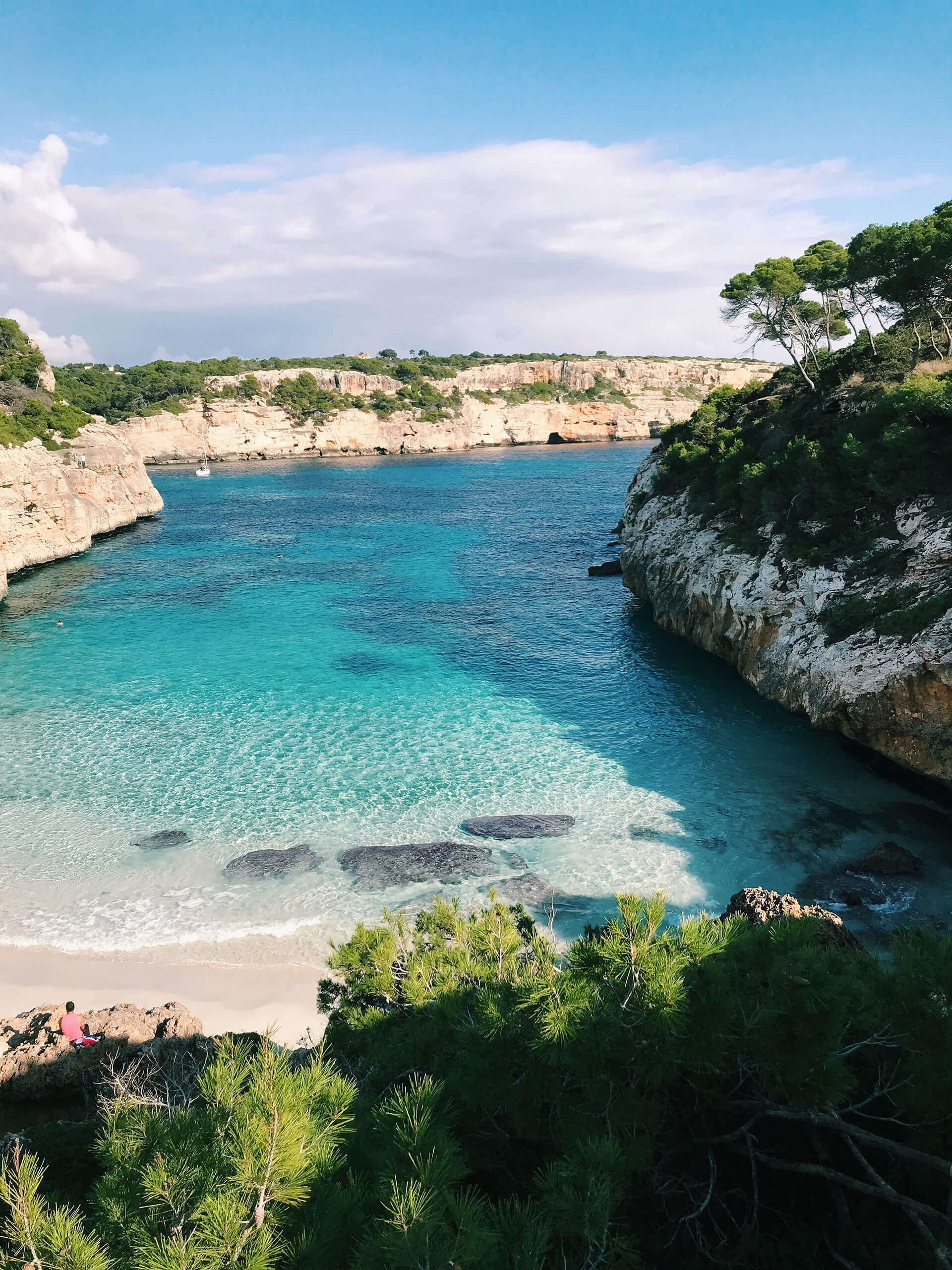 Mallorca Bucht mit kristallklarem Wasser, Urlaub in Mallorca am Strand