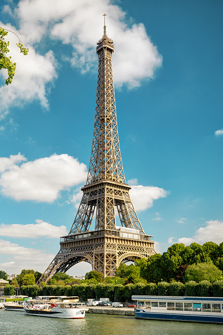Eifelturm von Paris bei Tag, romantische Städtereise ins Zentrum von Paris