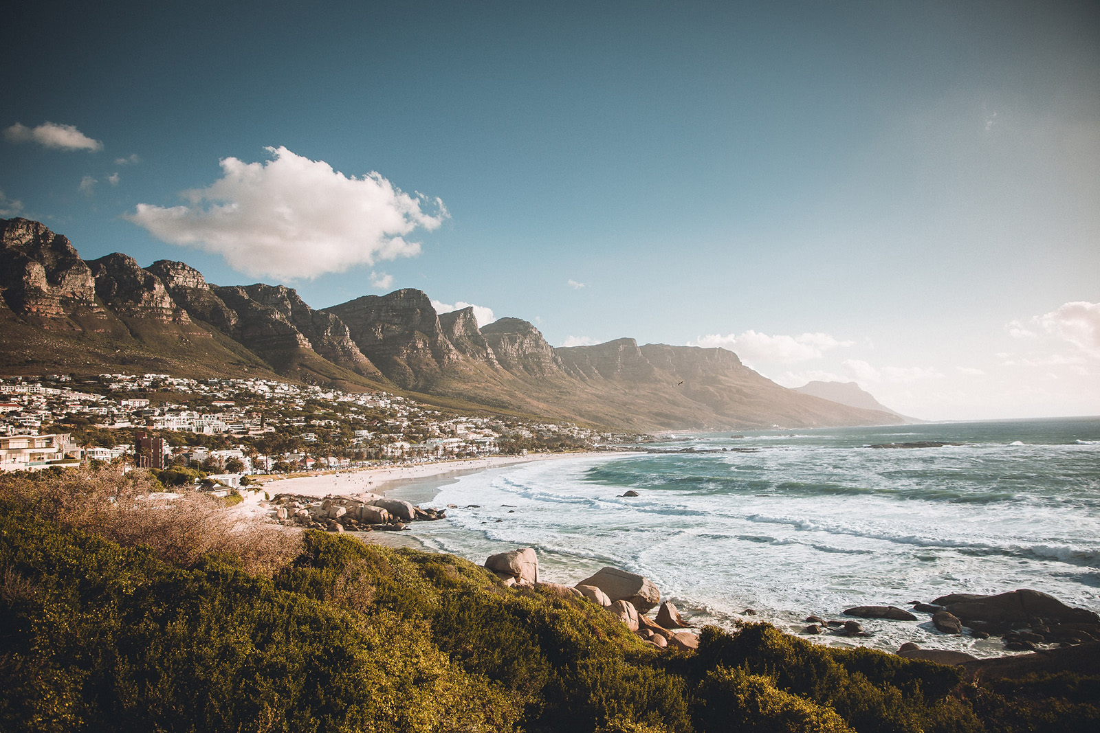 Rauhe Küste mit Wellen in Südafrika, Urlaub mit Flug & Hotel in Afrika
