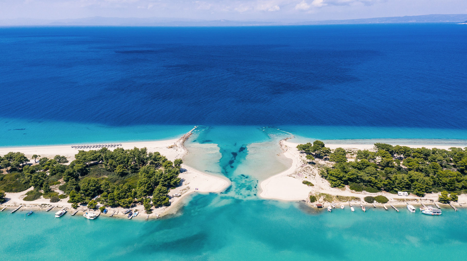 Palmen mit blauem Himmel. Urlaub an den schönsten Stränden in Europa.