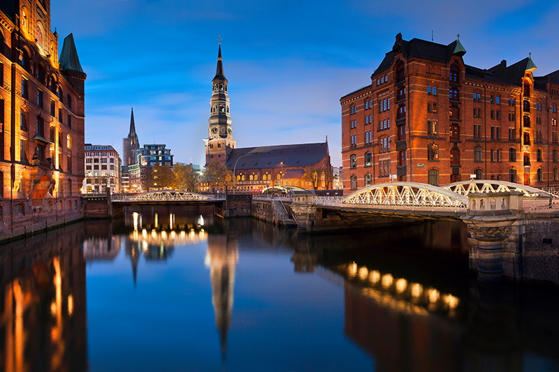 Hamburg Speicherstadt in der Dämmerung, Städtereise nach Hamburg mit Flug & Hotel