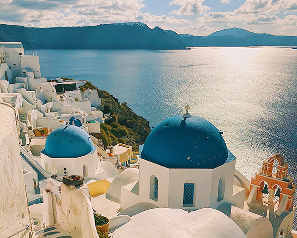 Weiß getünchte Häuser mit Blick aufs Meer, Santorini, Urlaub in Griechenland