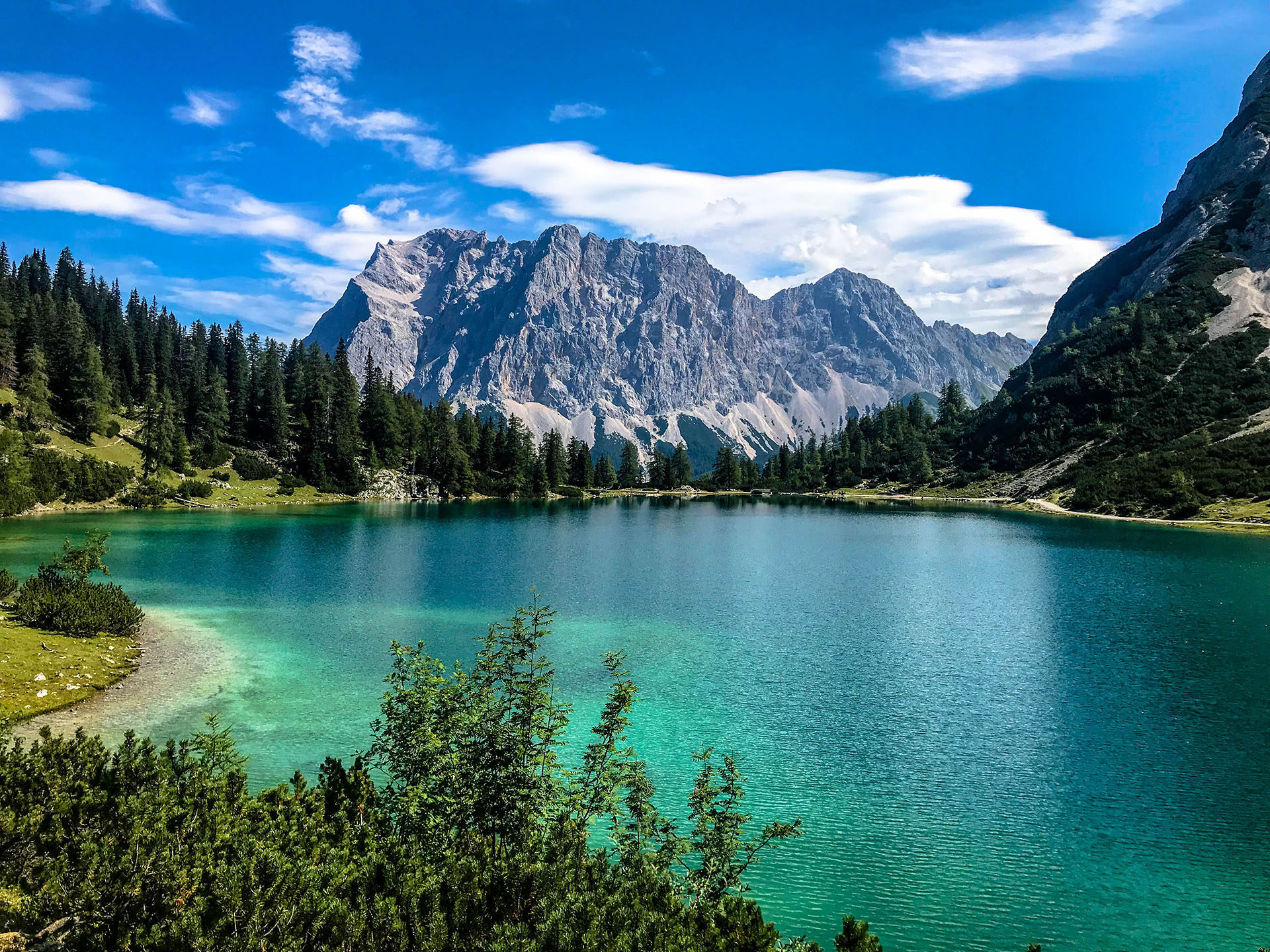 Seebensee bei Ehrwald, Tiroler Zugspitzarena. Malerischer Hochgebirgssee. Urlaub in Ehrwald