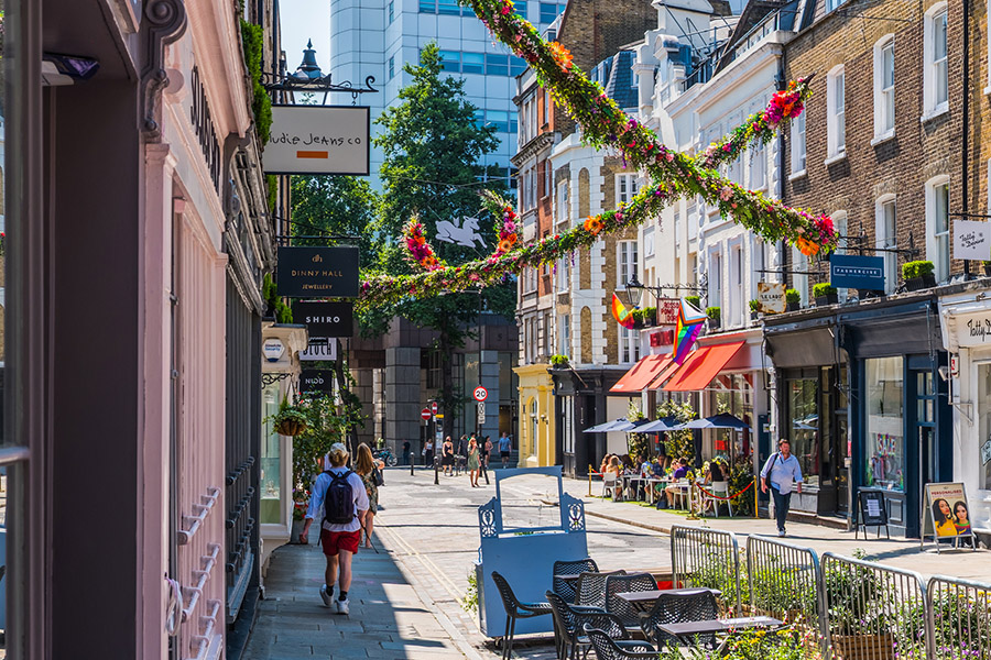 Londoner Blumengirlanden-Einkaufsstraße im Sommerpanorama Covent Garden, Städtereise nach London