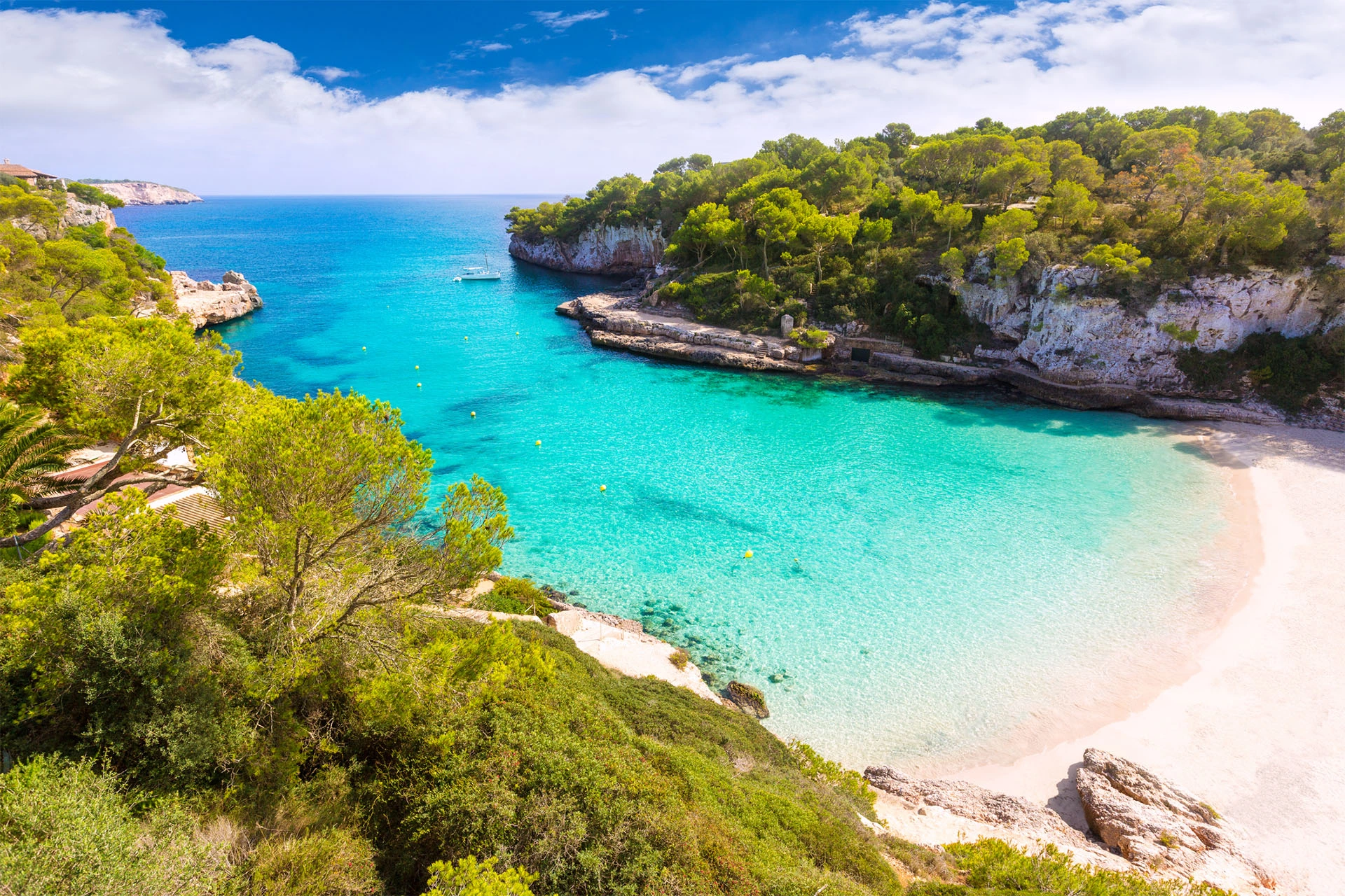 Mallorca Bucht mit kristallklarem Wasser, Urlaub in Mallorca am Strand