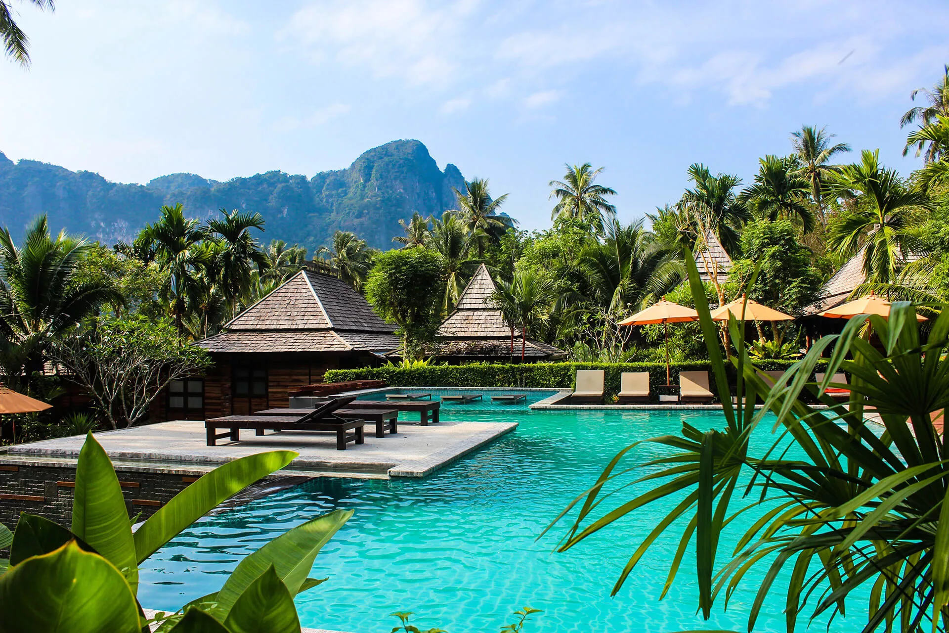 Pauschalreise nach Thailand, Urlaub im Hotel mit Pool und Palmen, Flug & Hotel mit AurumTours