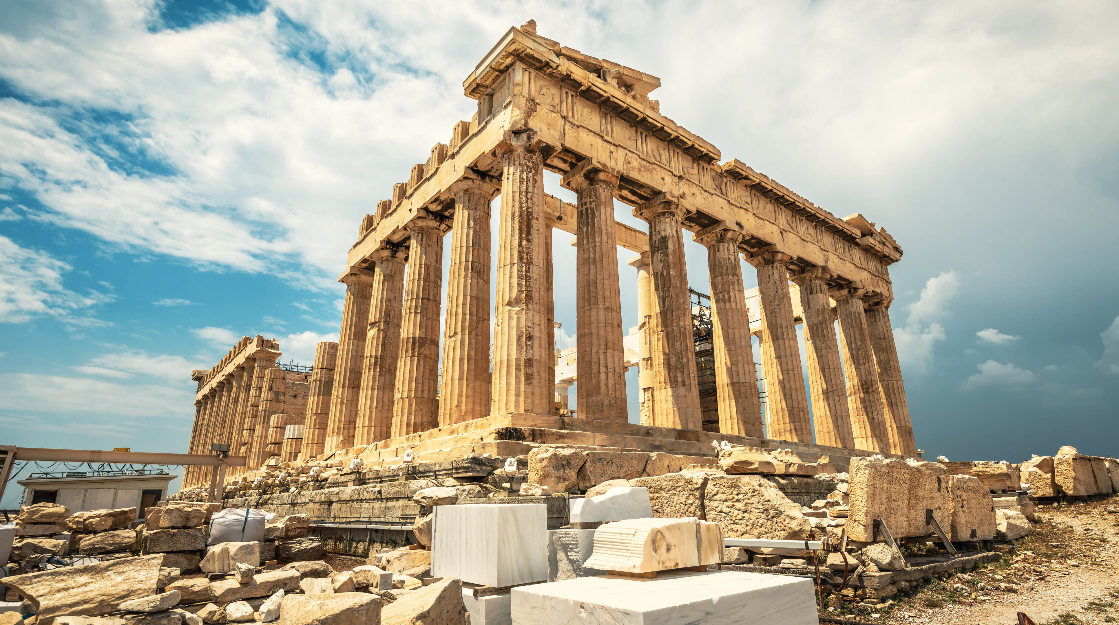 Parthenon auf der Akropolis, Athen, Griechenland. Berühmter Tempel im Zentrum der Hügelanlage.