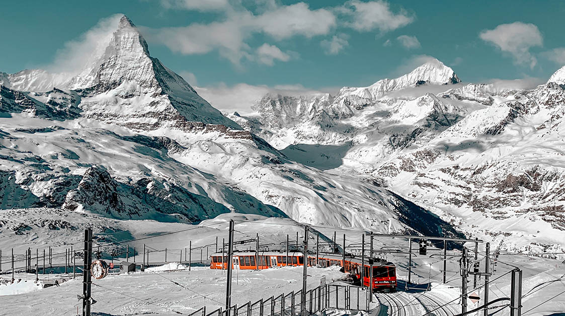 Matterhorn in Zermatt mit Zahnradbahn, Urlaub in der Schweiz