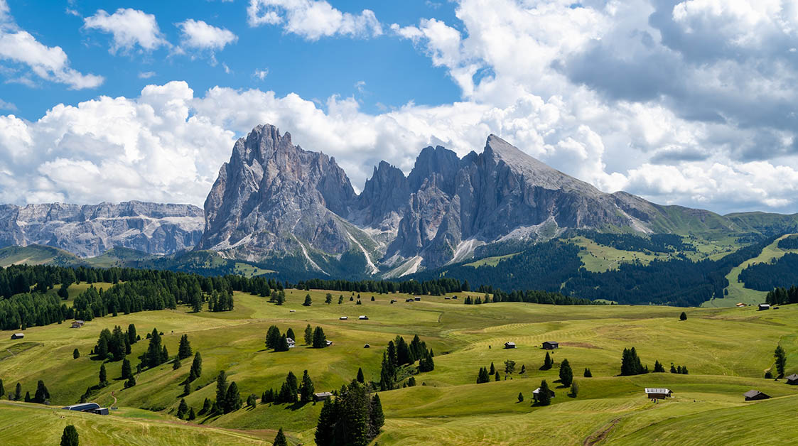 Seiser Alm mit Blick auf Langkofel, Südtirol, Urlaub im Grödnertal mit AurumTours