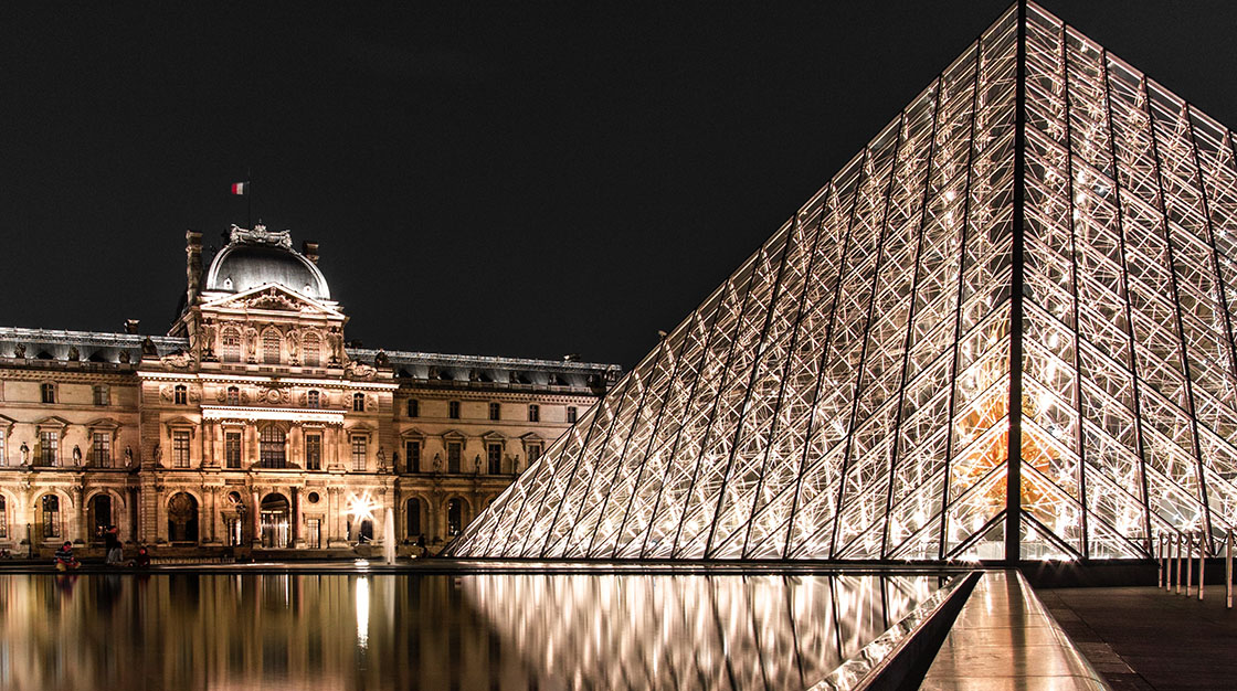 Louvre in Paris, Nachtaufnahme, Städtereise nach Paris mit Flug & Hotel