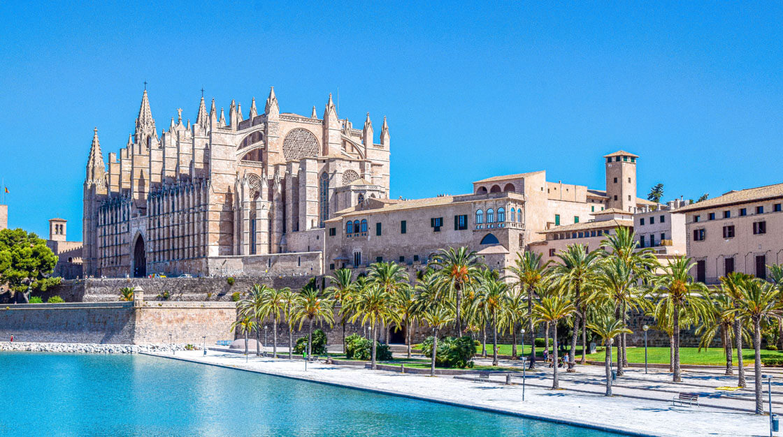Kathedrale von Palma de Mallorca - Santa Maria - mit Wasser und Palmen. Urlaub in Palma de Mallorca.