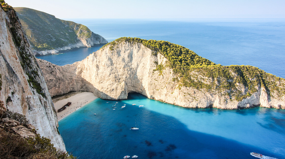 Navagio Strand in der Bucht von Zakynthos mit Schiffswrack. Urlaub auf Zakynthos an traumhaften Stränden.